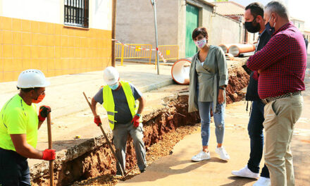 La alcaldesa de Puertollano en el inicio de las obras de la nueva red de saneamiento del Villar