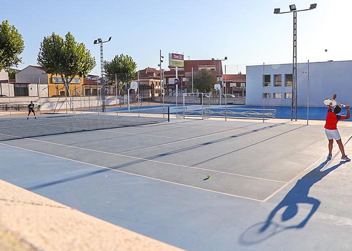 El Ayuntamiento de Almodóvar ofrece este año la escuela deportiva de tenis para menores de 6 a 15 años de edad