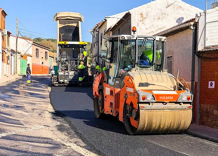 El Ayuntamiento de Almodóvar aplica un nuevo asfaltado sobre 5.100 metros cuadrados en calles de La Viñuela