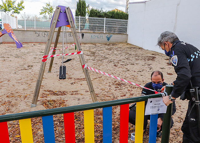 La Policía Local de Almodóvar ejecuta la clausura los parques infantiles y de otros espacios de ejercitación y juego al aire libre