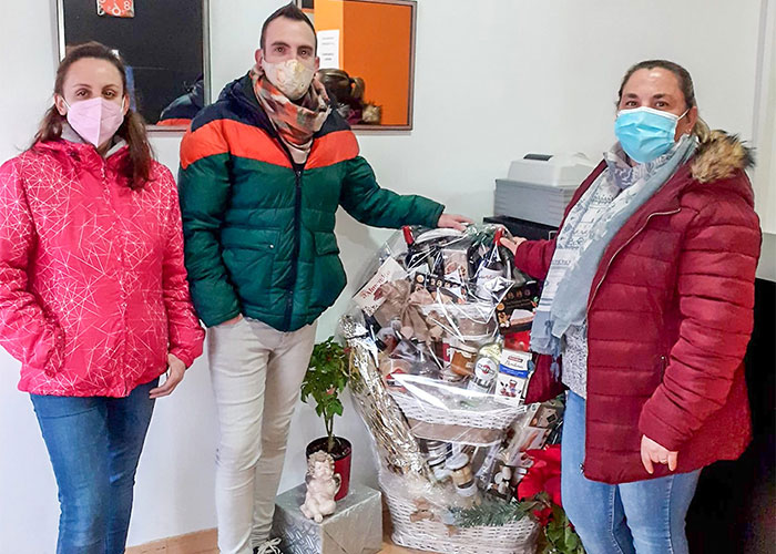 La papeleta con el número 2020 premia la fidelidad al pequeño comercio de una vecina de Argamasilla de Calatrava