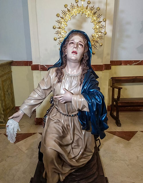 La Hermandad del Santo Sepulcro dota de corona a la imagen de Nuestra Señora de la Soledad