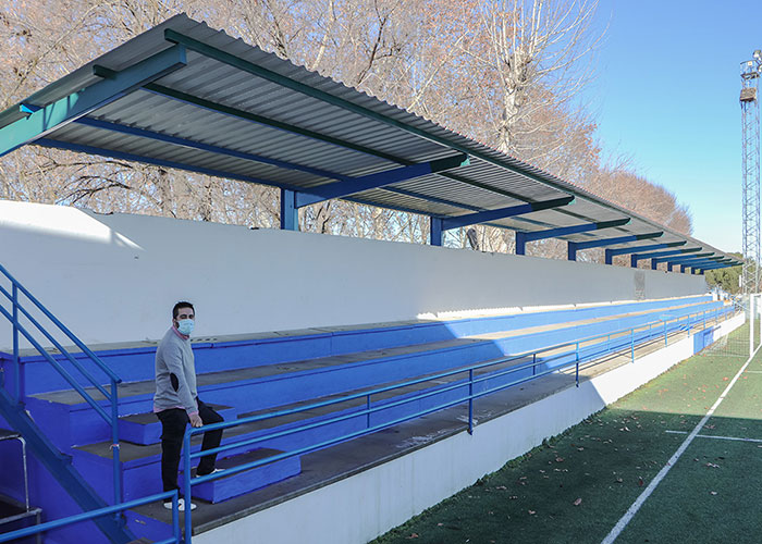 El Ayuntamiento de Almodóvar dota de cubierta al segundo graderío del campo de fútbol