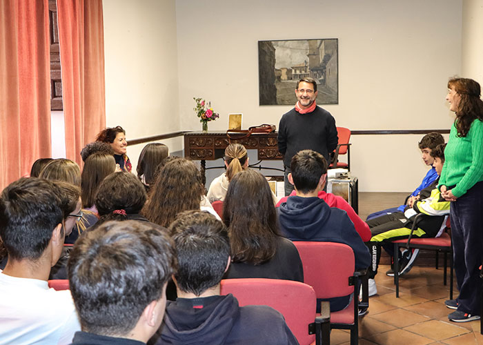 El escritor Antonio Galán Gall departió con jóvenes estudiantes en torno a su novela ‘Babancho’