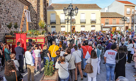 Almodóvar bendijo el nacimiento de la nueva procesión de la Cruz de Mayo